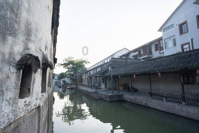 重庆的烂棚棚火锅店嫩个多，凭啥这家开着豪车排队2小时也要吃？